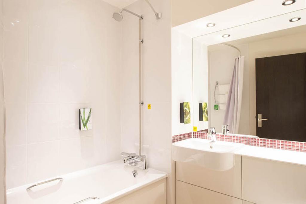 Premier Inn Glasgow East Kilbride - Peel Park Eksteriør billede